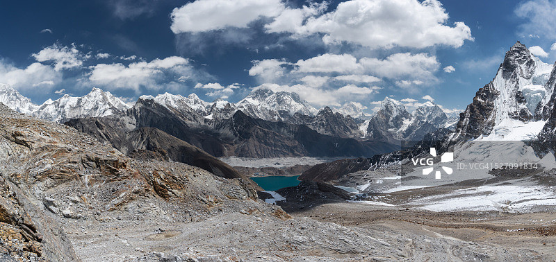 从伦觉拉山口拍摄的珠穆朗玛峰地区珠穆朗玛峰全景图片素材