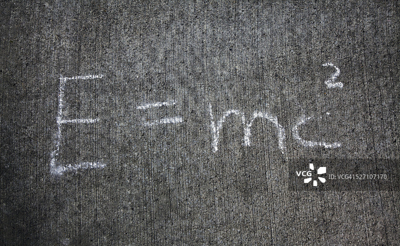 粉笔写在人行道上的E=MC2图片素材