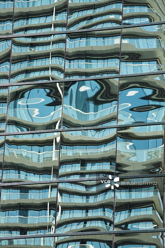 简单建筑中复杂的反射图片素材
