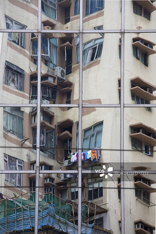 公寓楼的倒影图片素材