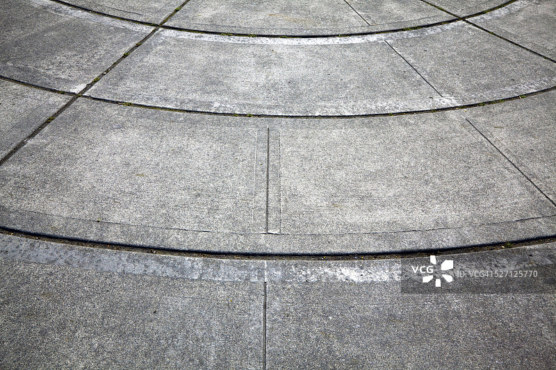 广场上的圆形混凝土设计图片素材