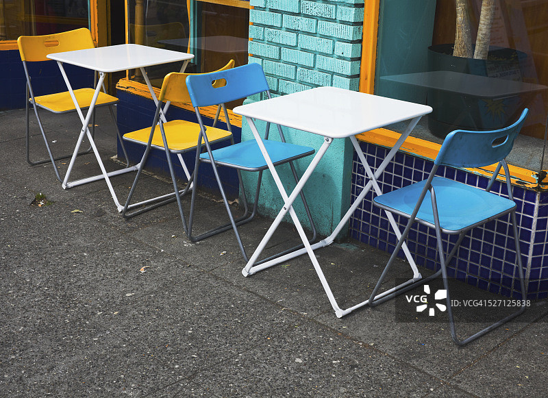 咖啡馆前的桌椅图片素材