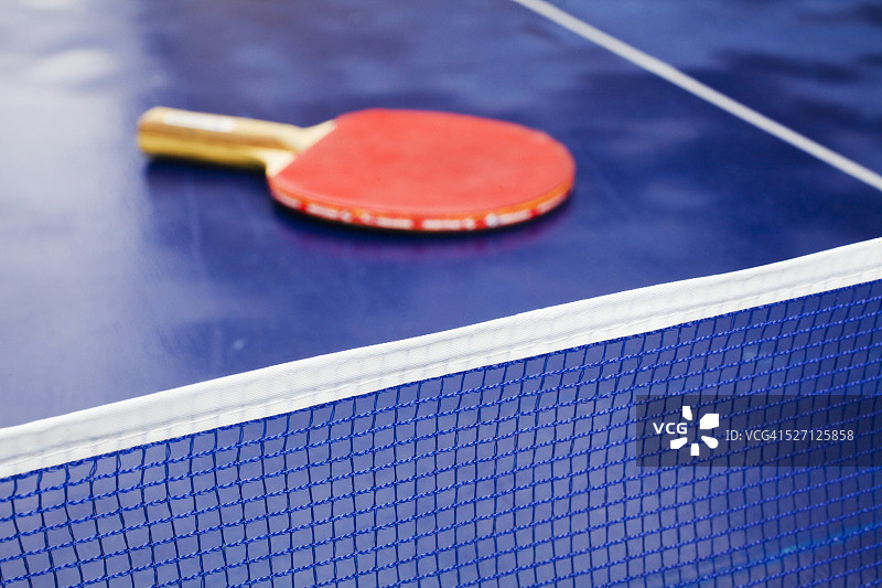 带球网和球拍的乒乓球桌图片素材