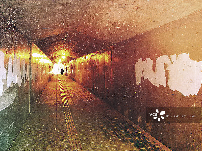 带灯光的深色地下通道图片素材