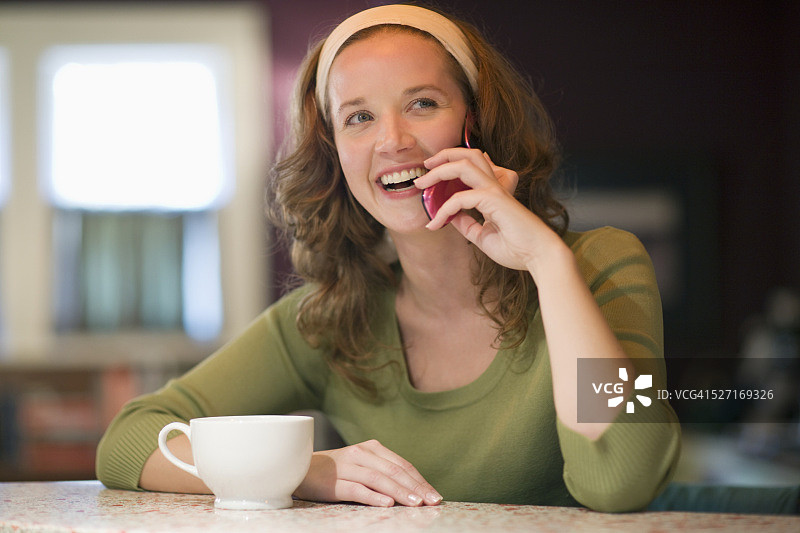 使用手机的年轻女子图片素材