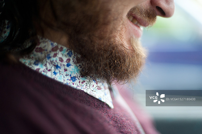 有胡子的男人在笑图片素材