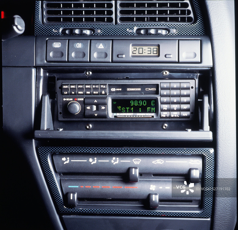 带有汽车收音机的仪表板图片素材