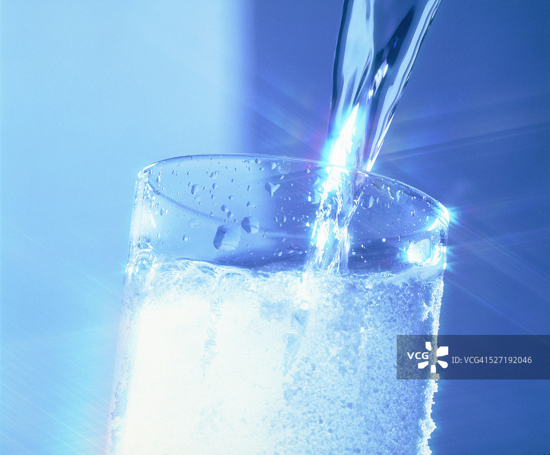 倾倒的矿泉水图片素材