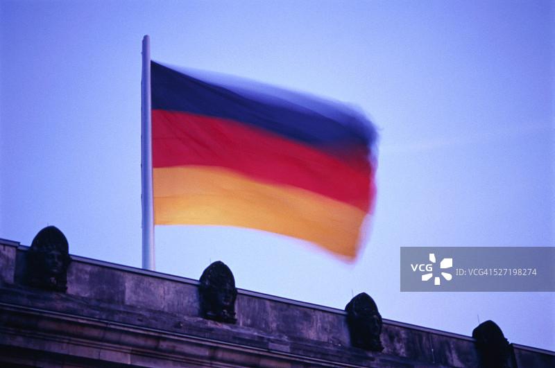德国柏林：德国国旗在德国国会大厦前飘扬图片素材
