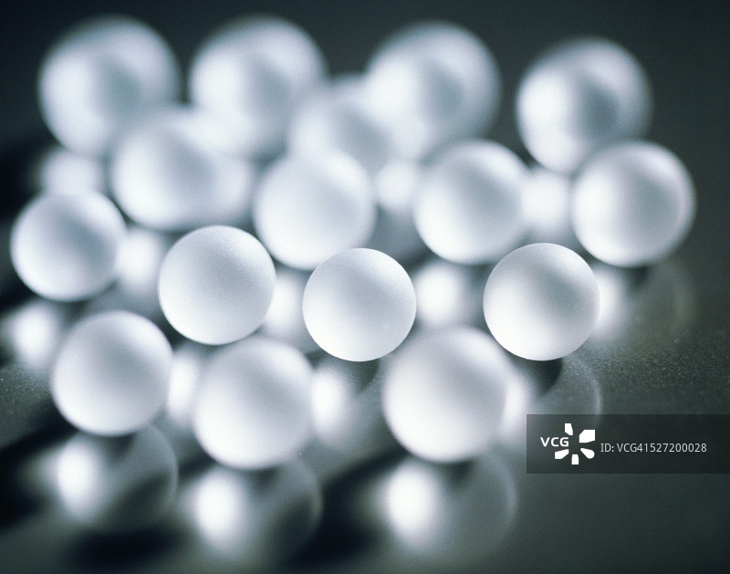 白色球体倒影图片素材