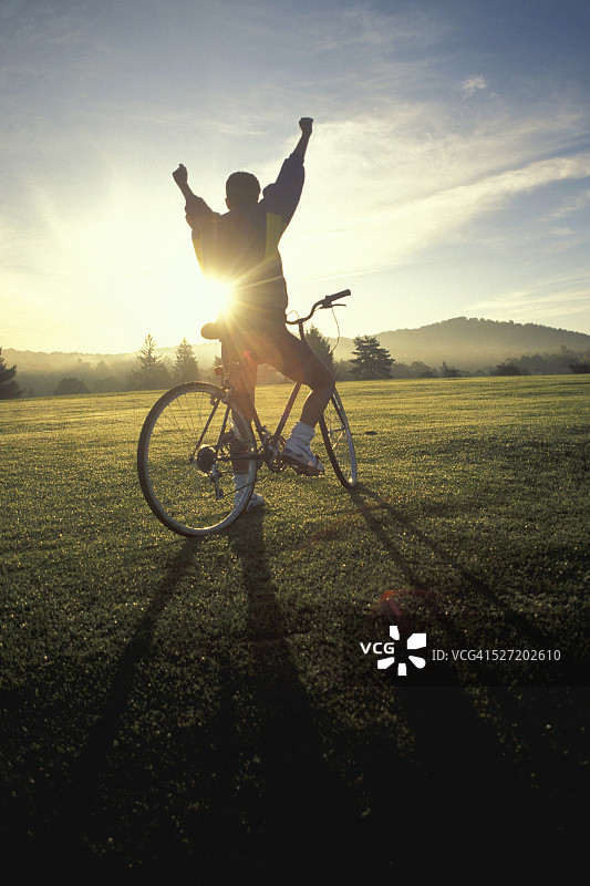 举起双臂的自行车手图片素材