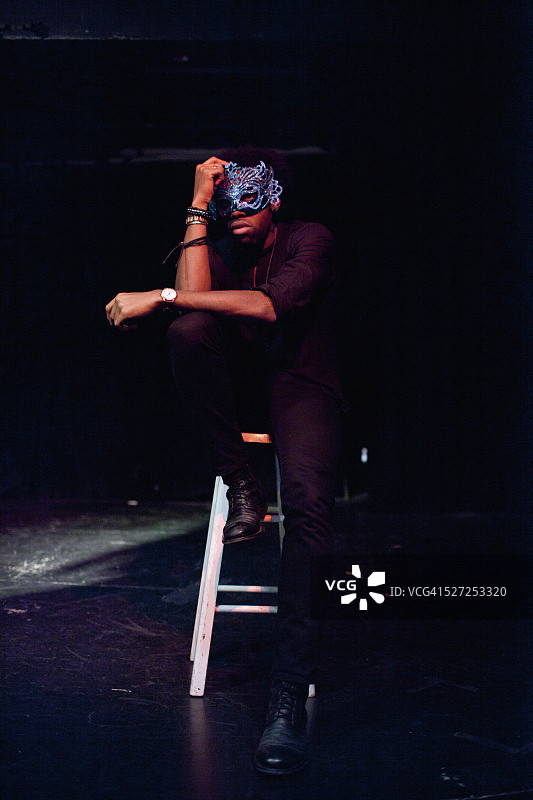 在舞台上表演的青年演员图片素材