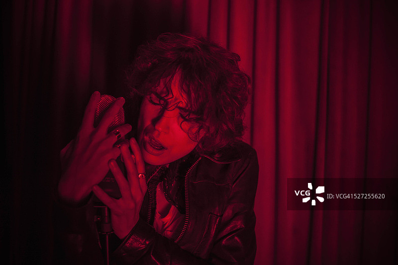 在夜总会表演的歌手图片素材