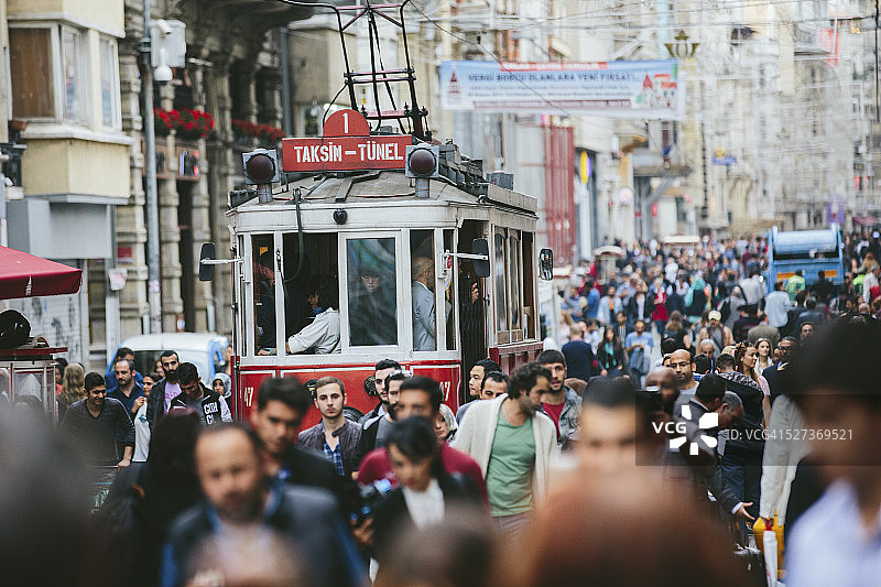 伊斯坦布尔拥挤的独立大街图片素材