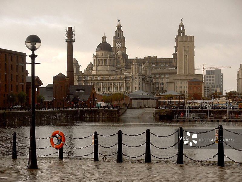 阴沉天气下的利物浦盐库码头图片素材