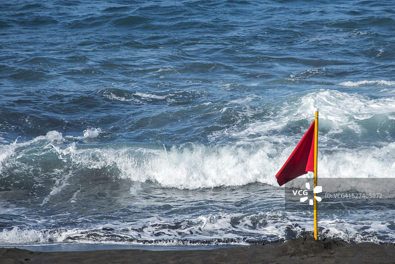特内里费岛多风海滩上的红色警告旗图片素材