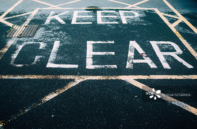 地面上的“保持清洁”标志图片素材