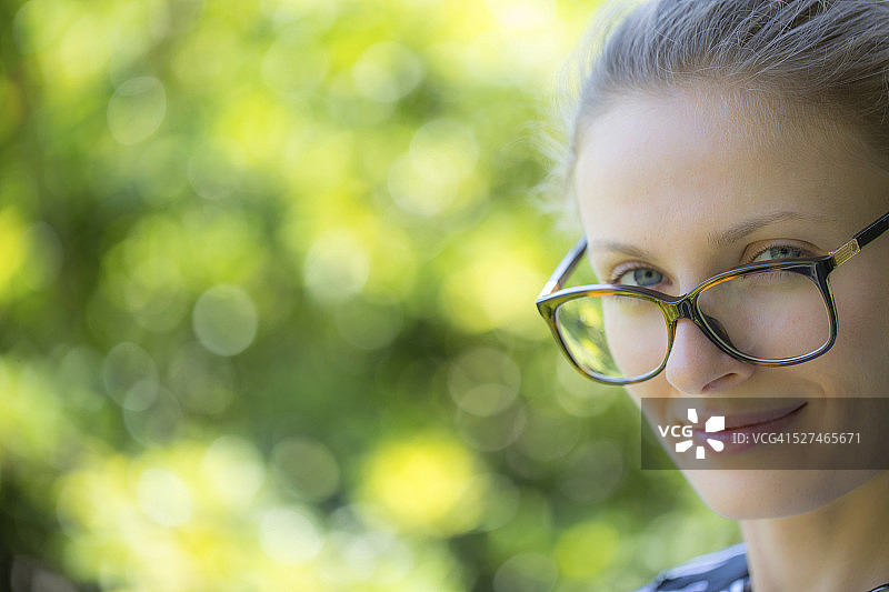 微笑的商务女性图片素材