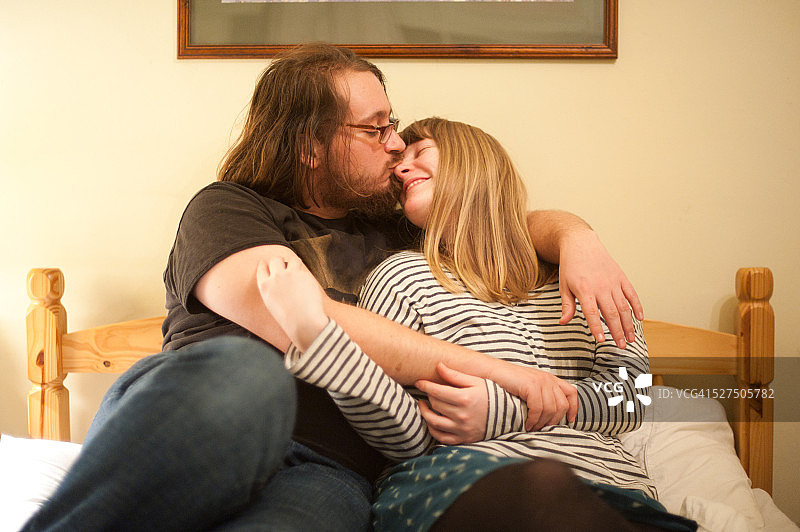 情侣在床上放松图片素材