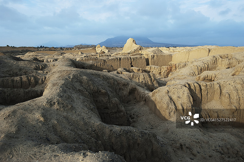 多云天空下的极端崎岖地形图片素材
