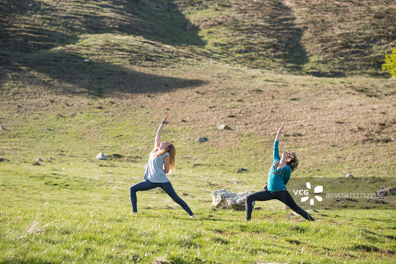 在山间大自然中做瑜伽：反战士式图片素材