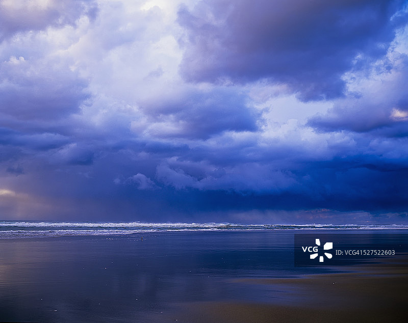 暴风云和阵雨逼近海滩图片素材