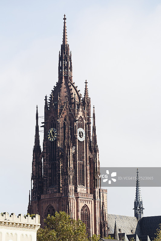 蓝天白云下的教堂塔楼图片素材