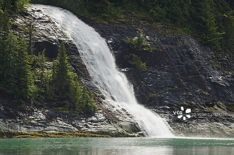 瀑布下部流入恩迪科特峡湾，位于朱诺以南的特雷西臂-福特恐怖荒原图片素材