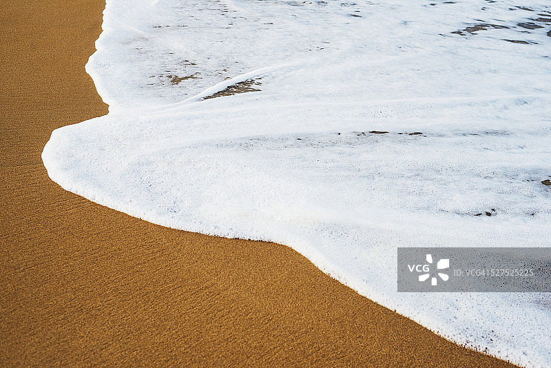 怀波利海滩上轻抚沙滩的海浪图片素材