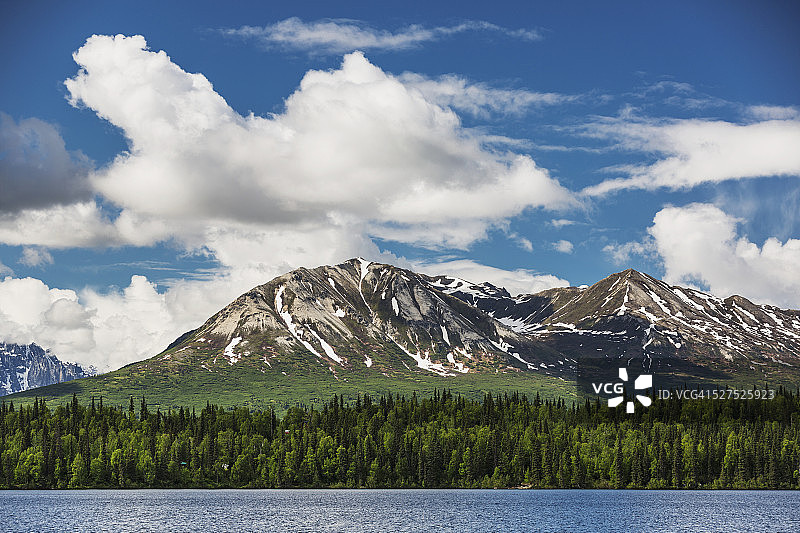阿拉斯加山脉山麓和德纳利州立公园的拜尔斯湖图片素材