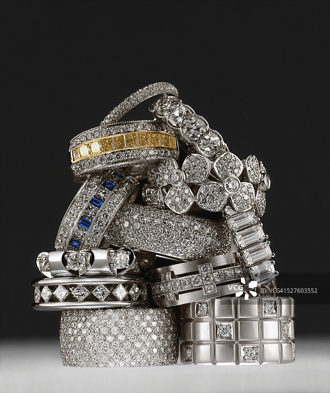 堆叠的钻戒图片素材