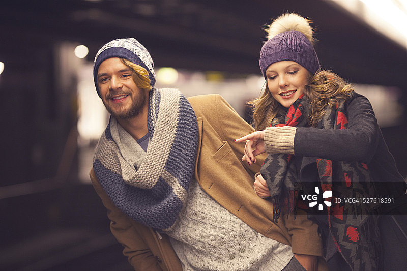 在地铁站等候列车的情侣图片素材