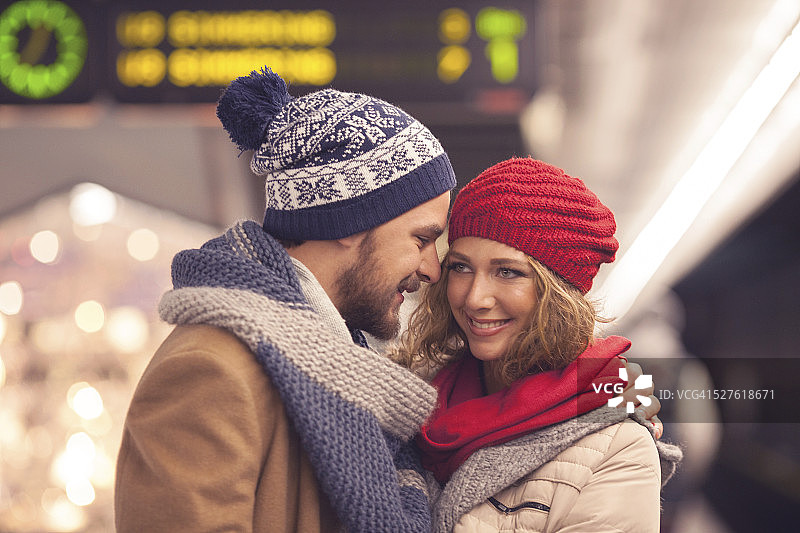 在地铁站等候列车的情侣图片素材