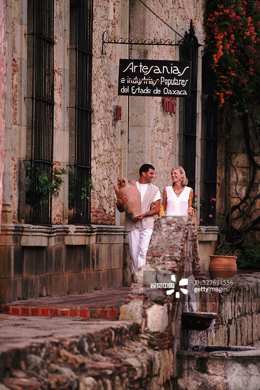 情侣在墨西哥购买陶器图片素材