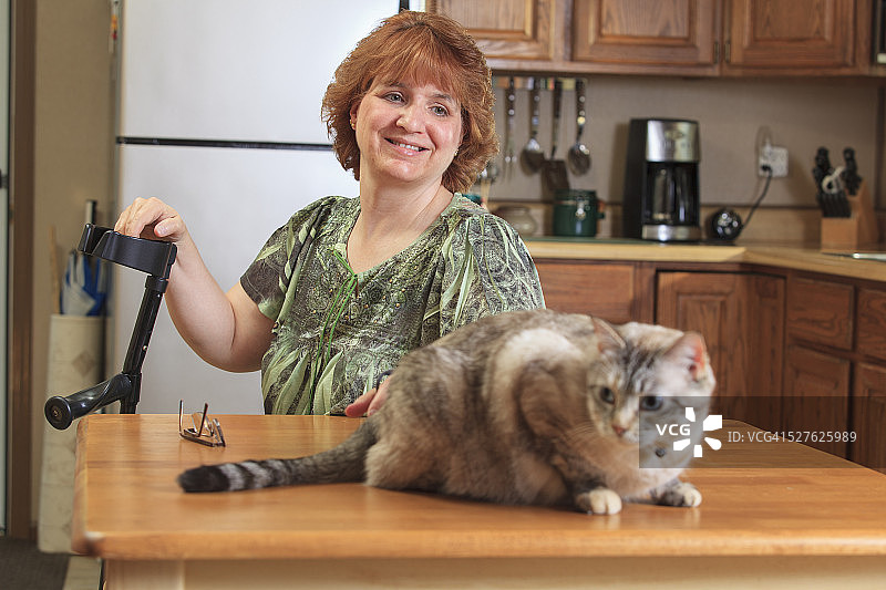和猫玩耍的女人图片素材