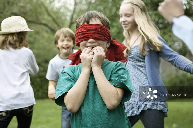 5至12岁的孩子们玩捉迷藏游戏图片素材