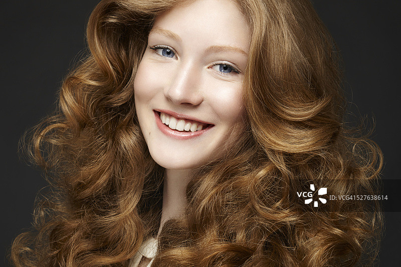 一头波浪发的女性写真图片素材