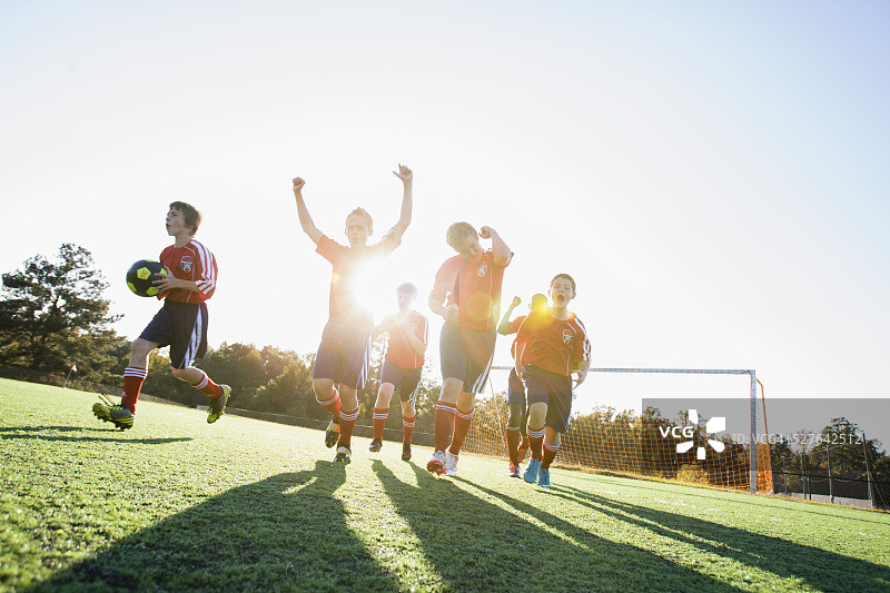 庆祝胜利的男孩足球队（8-9岁）图片素材