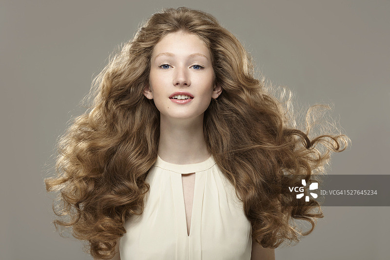 有着长卷发的年轻女子图片素材