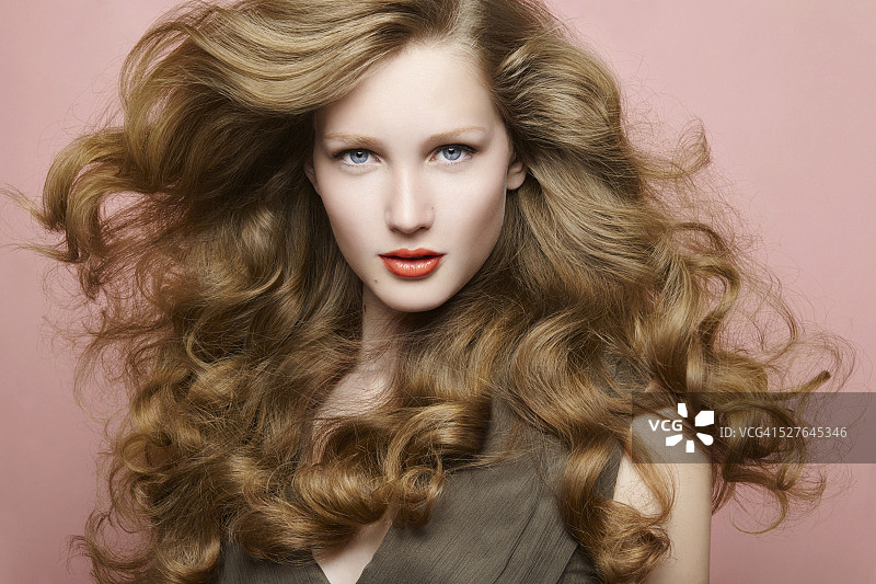 有着长卷发的年轻女子图片素材