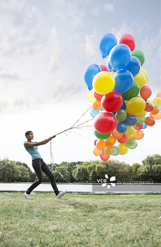 手持气球的女人图片素材
