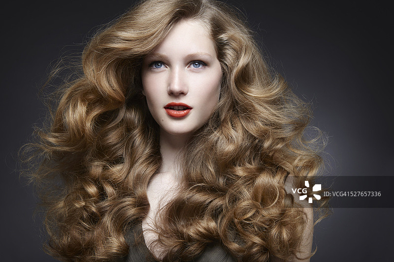 一头波浪发的女性写真图片素材