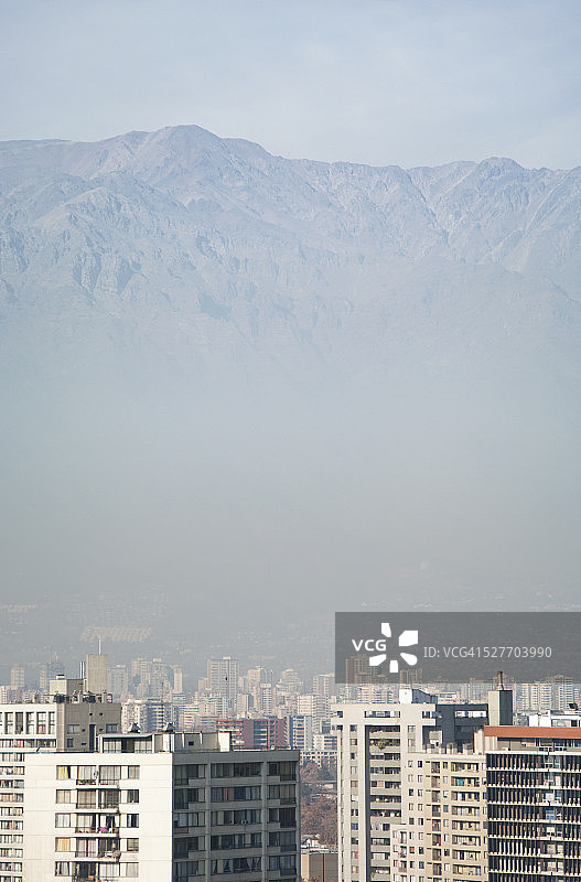 安第斯山脉后的圣地亚哥市中心图片素材