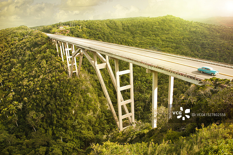 古巴马坦萨斯省巴库纳瓜亚加大桥上的汽车图片素材