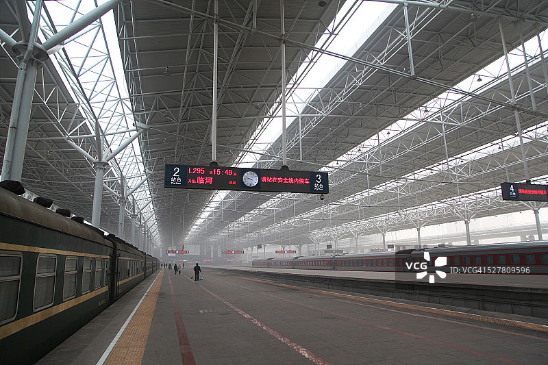 雾霾中的北京北站图片素材