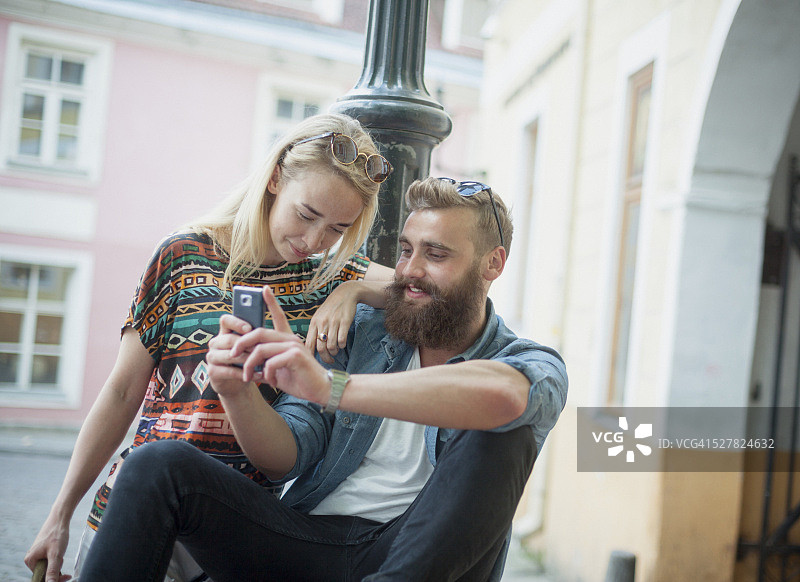 年轻情侣在爱沙尼亚塔林观光图片素材