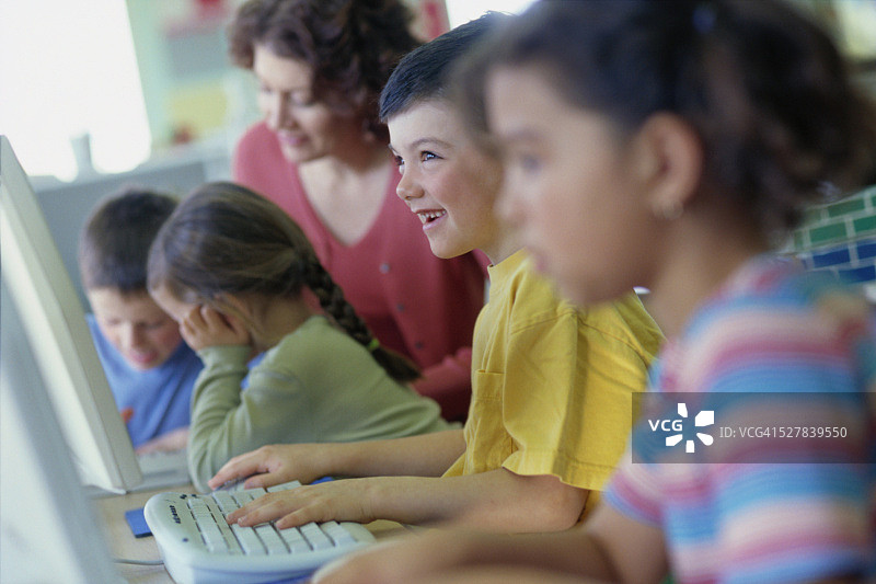 使用电脑的小学生图片素材