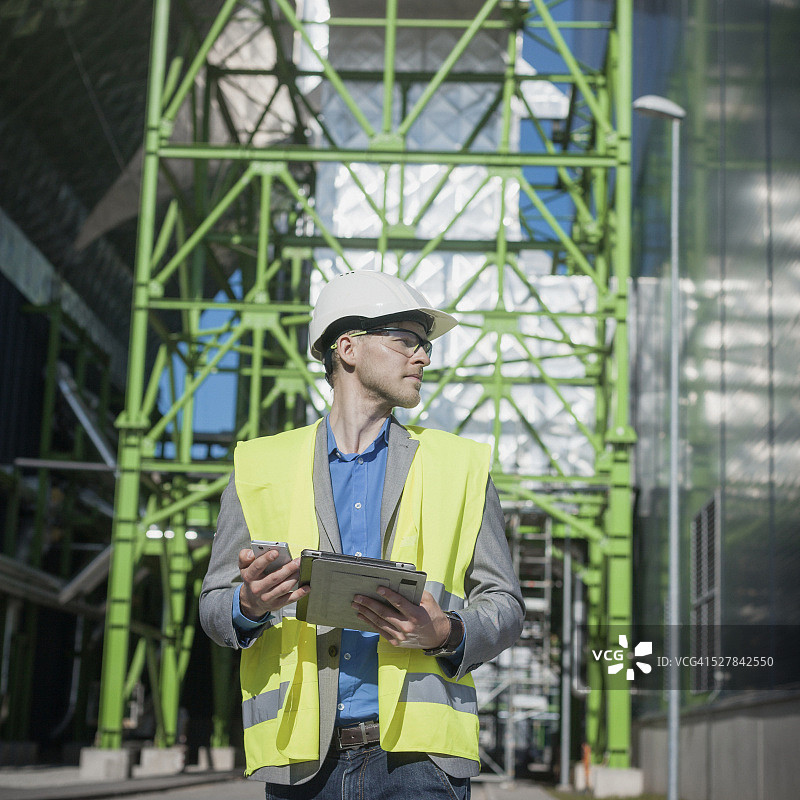 在现代电站建筑工地的工程师图片素材