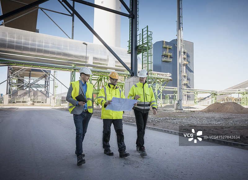 现代化发电站施工现场的工程师图片素材