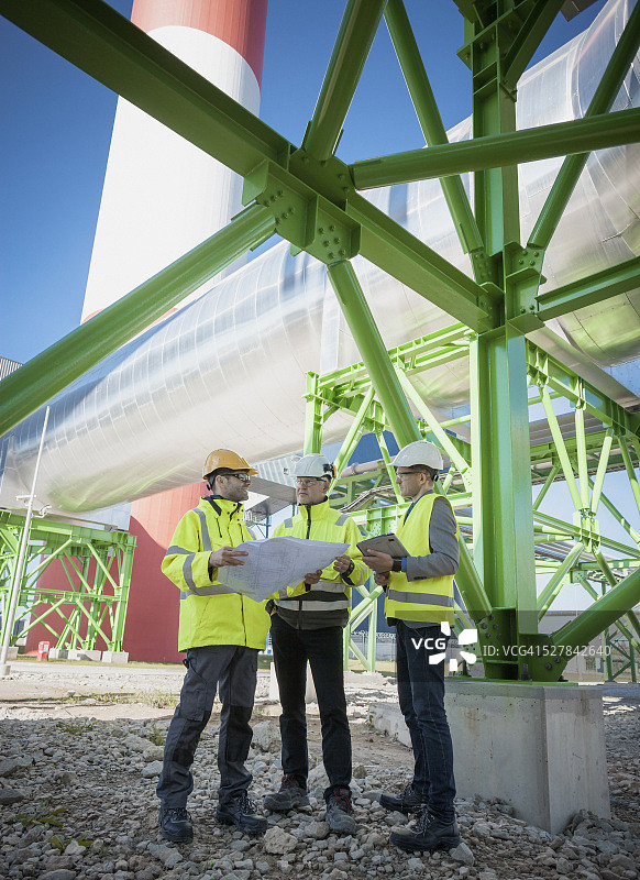 现代化发电站施工现场的工程师图片素材